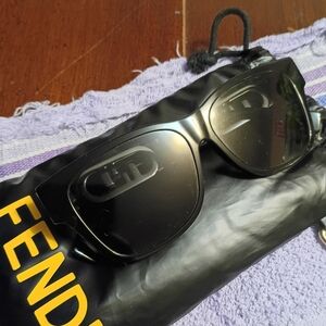 (Unisex) Fendi Black Sunglasses